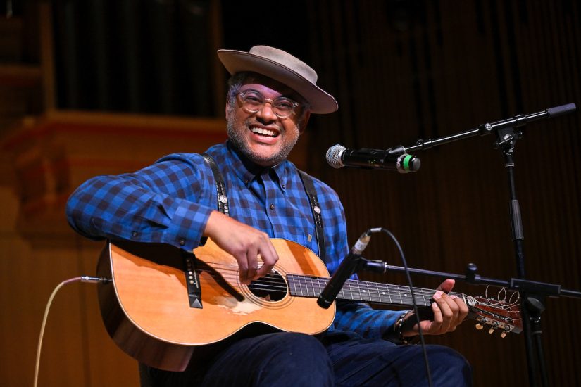 Dom Flemons, “The American Songster,” performs at the Blair School of Music's Turner Recital Hall on Sept. 14. (John Amis/Vanderbilt University)