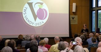 The Jean and Alexander Heard Libraries hosted members of The Wodehouse Society on Sept. 27 as part of the organization’s biennial convention held in Nashville. (Tim Gollins/Vanderbilt)